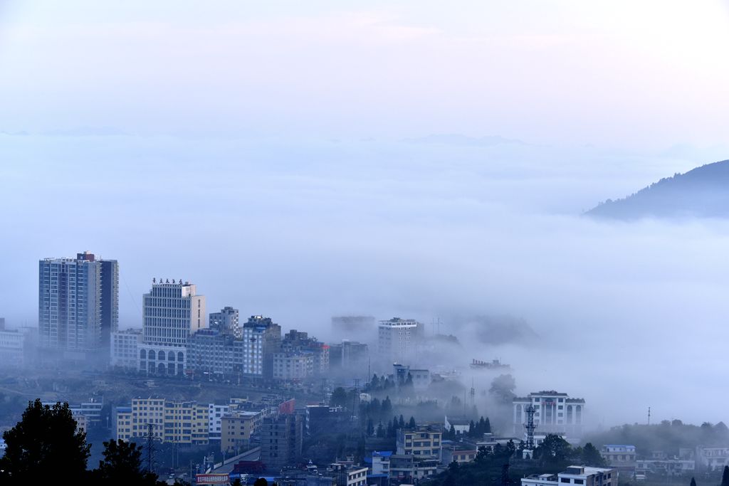 云雾洒山城 摄影 一指江山