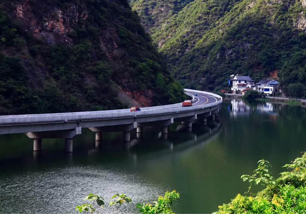 山路弯弯--湖北兴山水上公路之五 摄影 少逸