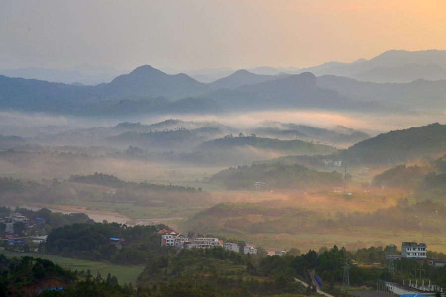 红云飘绕众山间 摄影 时颖