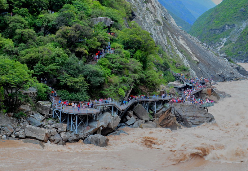 虎跳峡岸边 摄影 阿鹏哥