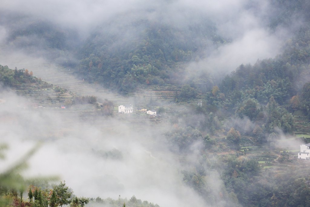 雨中山村 摄影 luweichenga