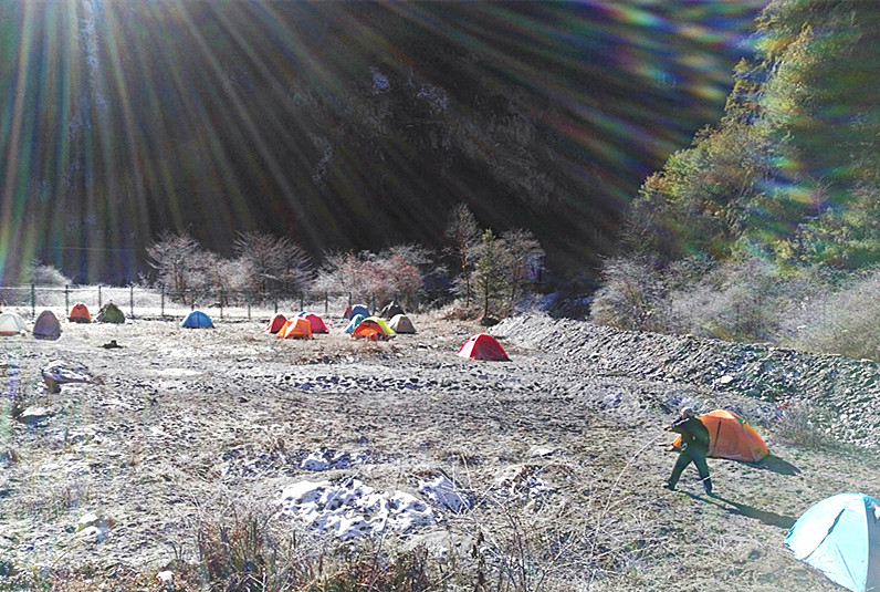 阳光下的虎牙大峡谷露营区 摄影 bianjz58