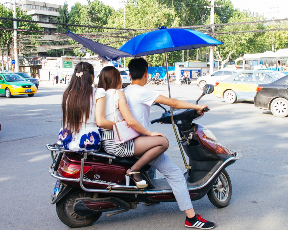 骑电动车的人 摄影 骊泉居士