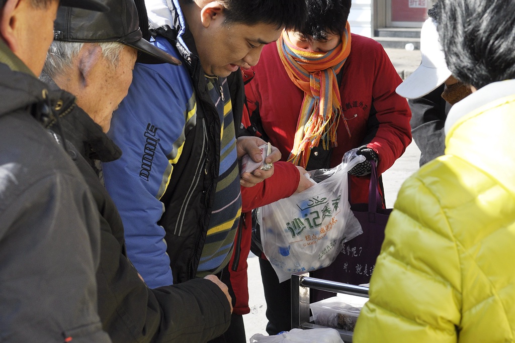 《买元宵》 摄影 海水浪滔滔