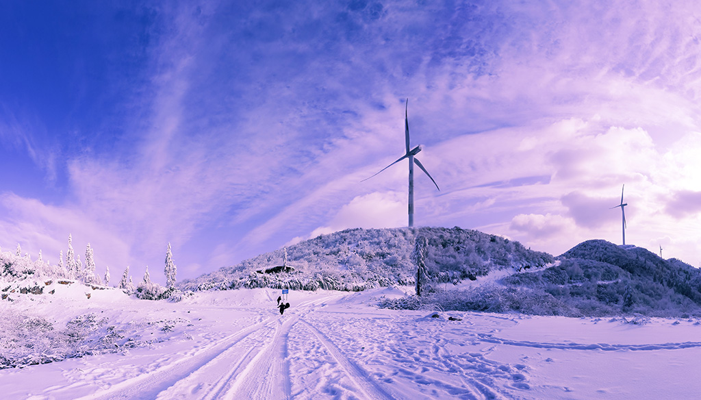 雪地风车 摄影 空中飞人