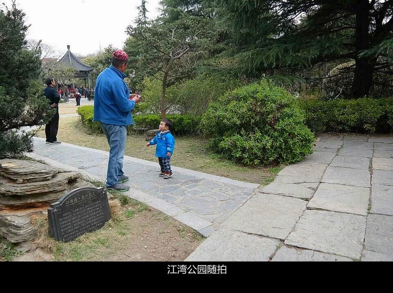 爷爷给孙子折纸飞机 摄影 冷月横琴