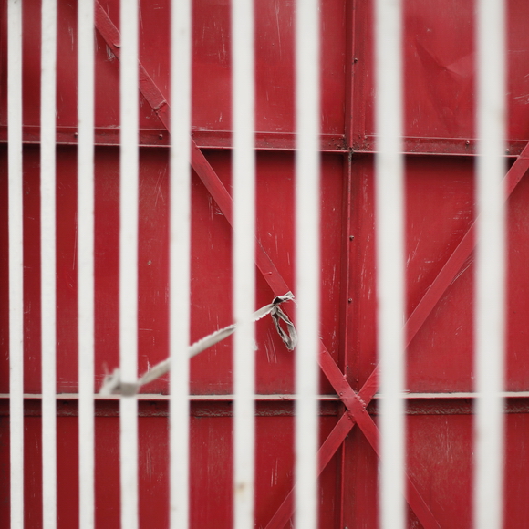 红色铁门与栏杆 摄影 飞刃