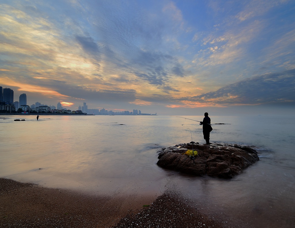 青岛清晨的钓鱼人 摄影 qdzp