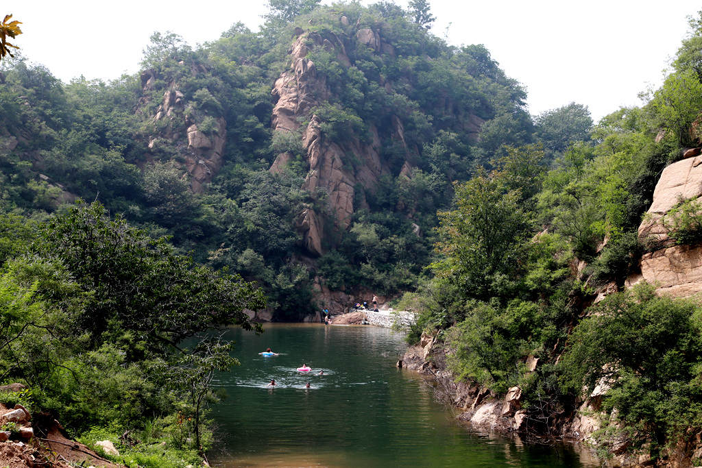 山间水库小 摄影 房摞房