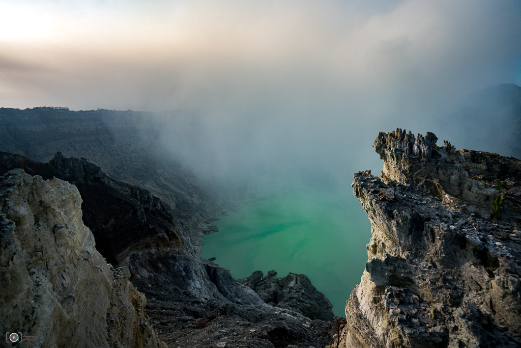 Strange Rock II Mt Ijen 摄影 chookia