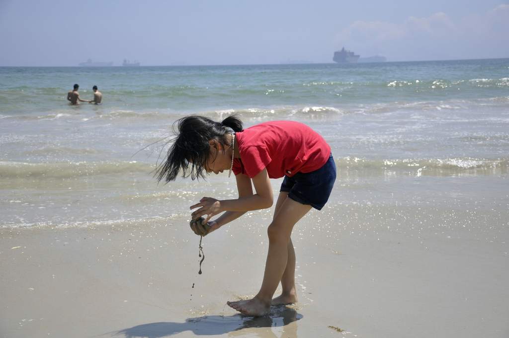 海边趣事 摄影 雁南飞.