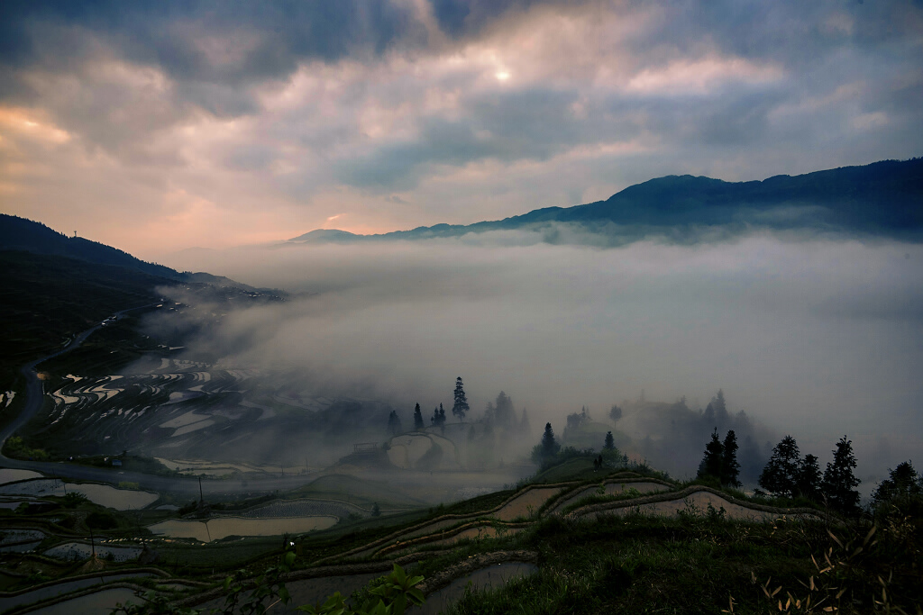 晨雾锁山乡 摄影 yangguanga