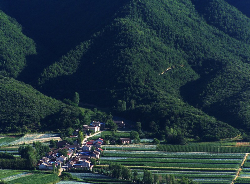 山脚下的村落 摄影 大山51