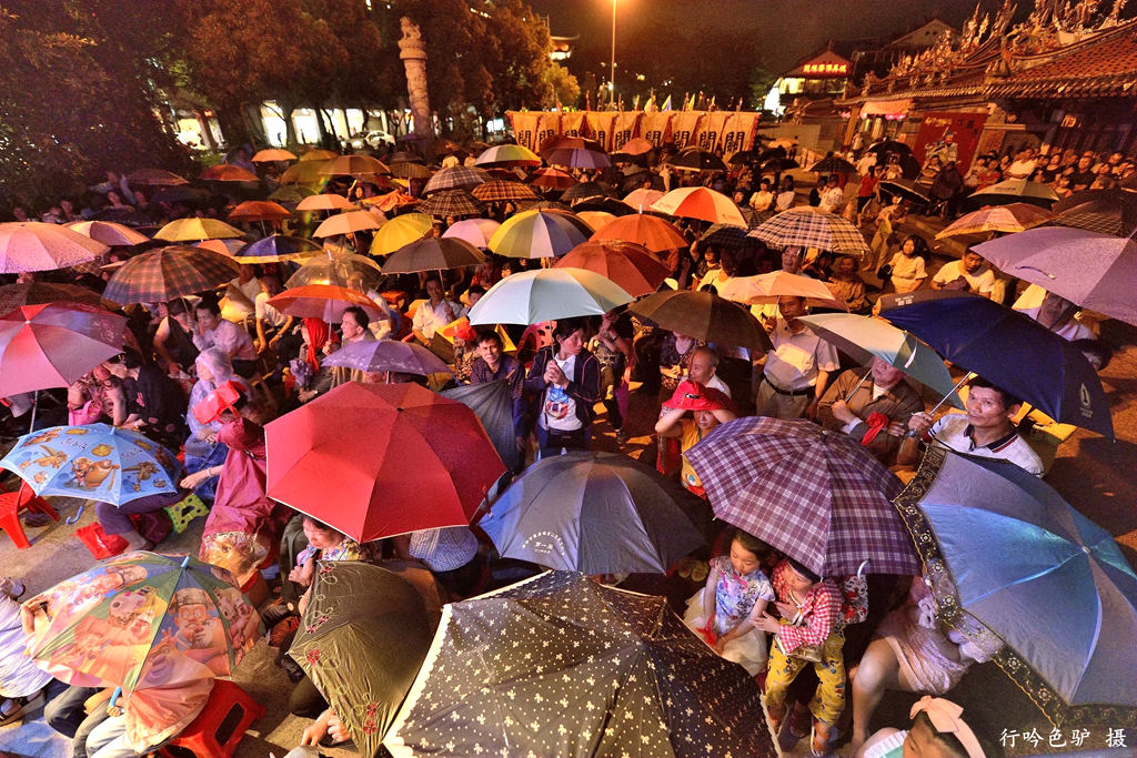 冒雨看戏 摄影 蓝色驴