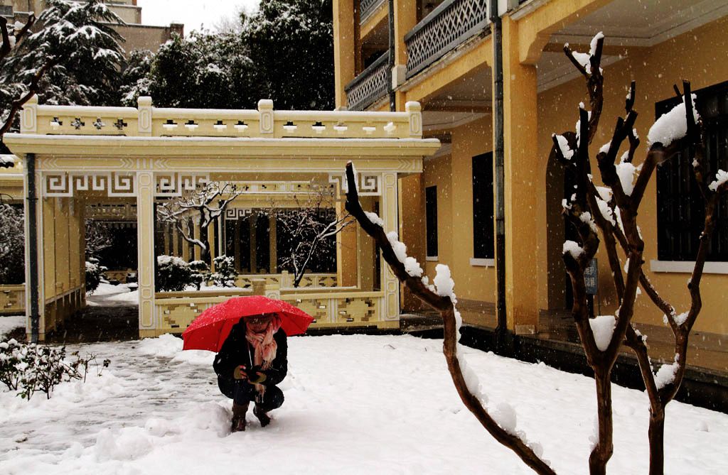 南京第一场雪（6）拍脚印的女孩 摄影 易胆小