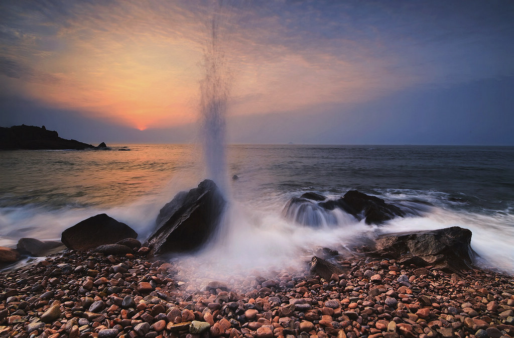 青岛晨光中的海浪 摄影 qdzp