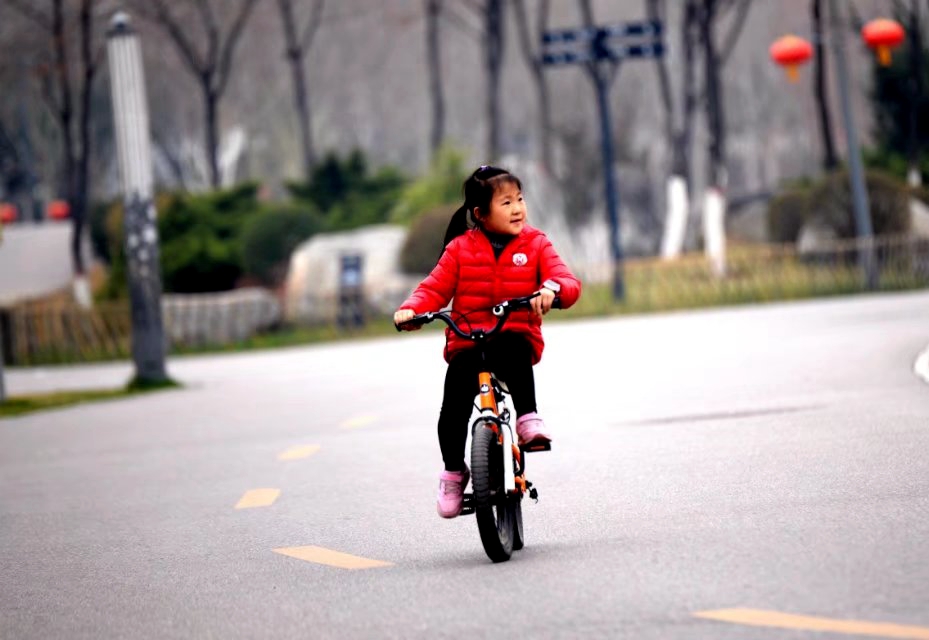 骑单车的小女孩 摄影 沣浪