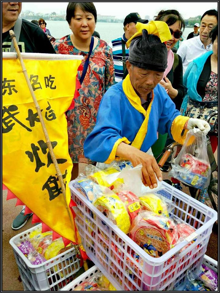 东昌湖畔的武大郎炊饼 摄影 HANHAONIAO