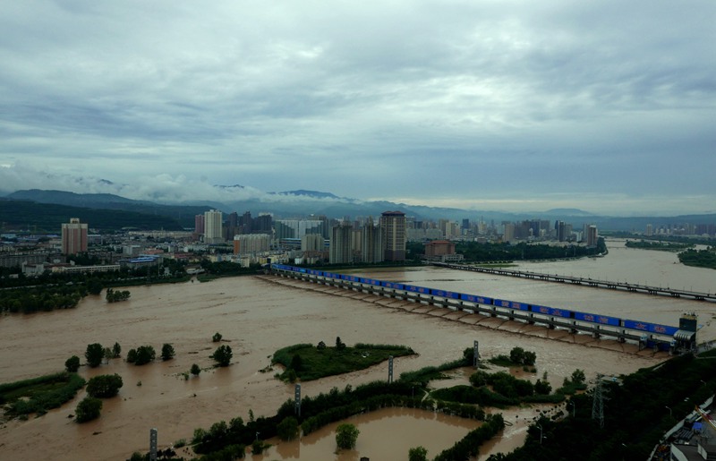 洪峰平安通过市区 摄影 大山51