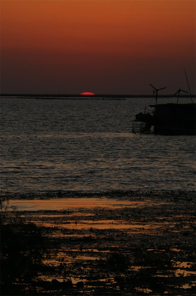 《湖之夕阳》摄于20180904江苏高邮湖 摄影 西西里