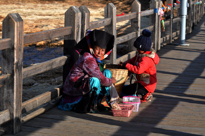 情人桥上经营地摊的摩梭女 摄影 大山51