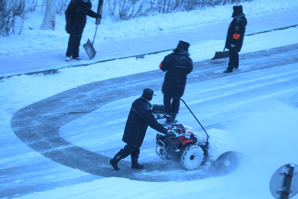 决胜小区清雪人 摄影 jsrh2014