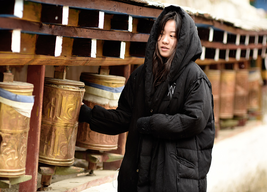 东旺寺转经的少女 摄影 长焦距