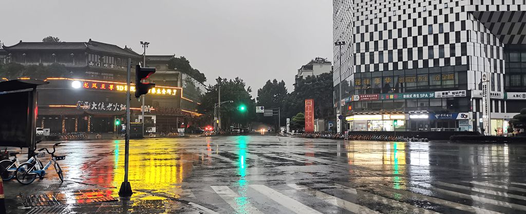 都市印象——雨中 摄影 说三道四