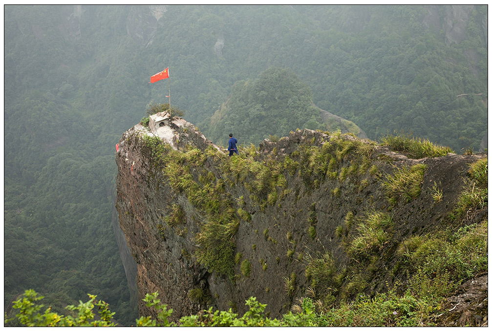 点“龙头香”的人（湘西南游119） 摄影 尹成