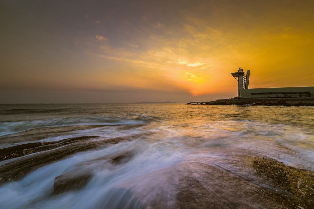 青岛夕阳中的海浪 摄影 qdzp