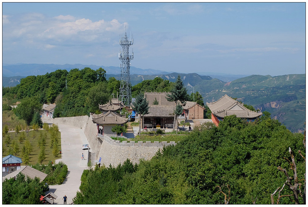 在混元楼上看“香山寺”（问道崆峒山76） 摄影 尹成