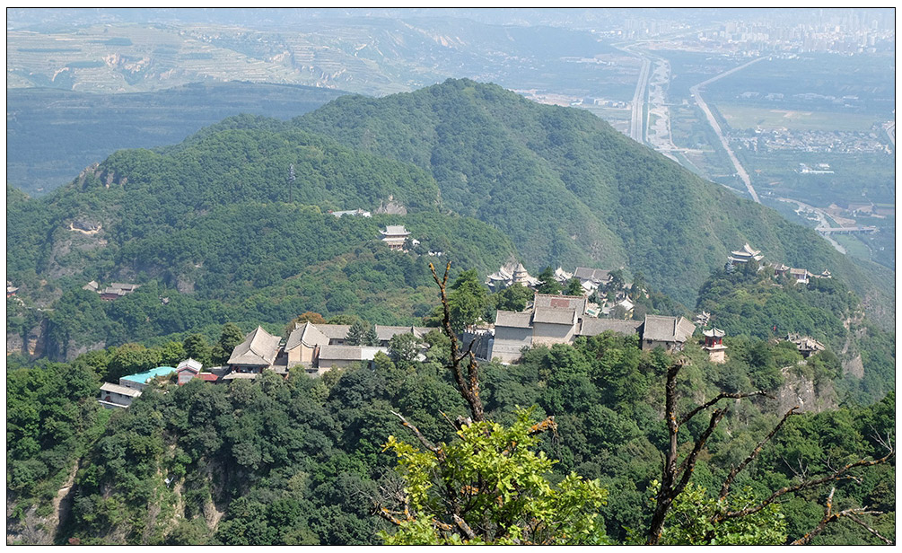 在“混元楼”上看山下（问道崆峒山77） 摄影 尹成