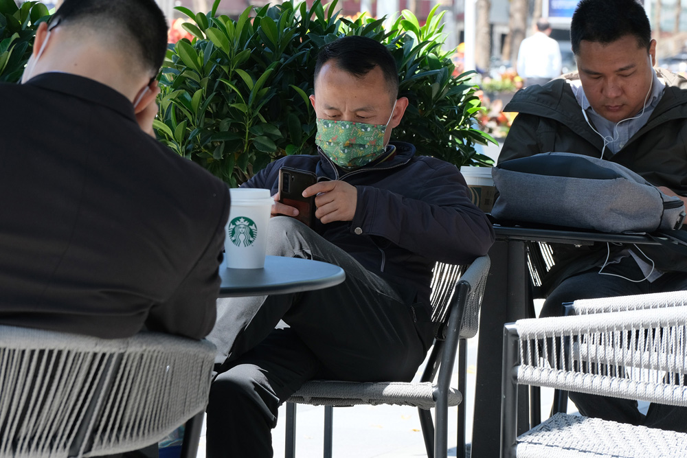 泡星巴克的男人 摄影 云湖村人