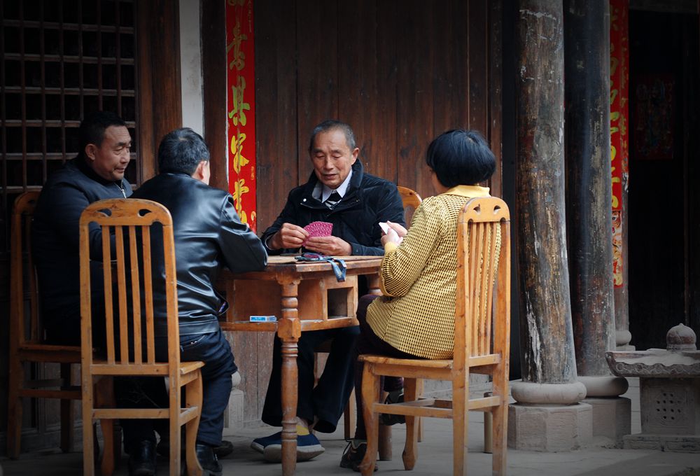 古镇街头的“局”………… 摄影 老格