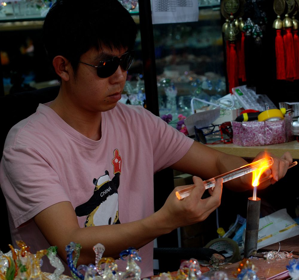 古镇街头水晶加工技艺  …… 摄影 老格