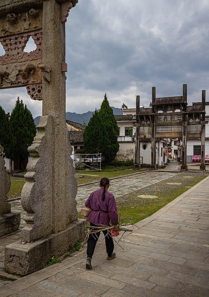 我的微州行（五十八)  回家的村妇 摄影 易胆小