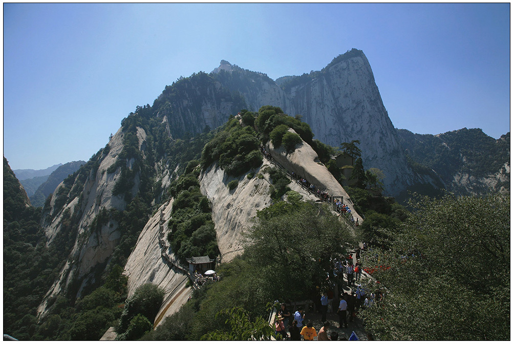 在北峰看登山道（登华山012） 摄影 尹成