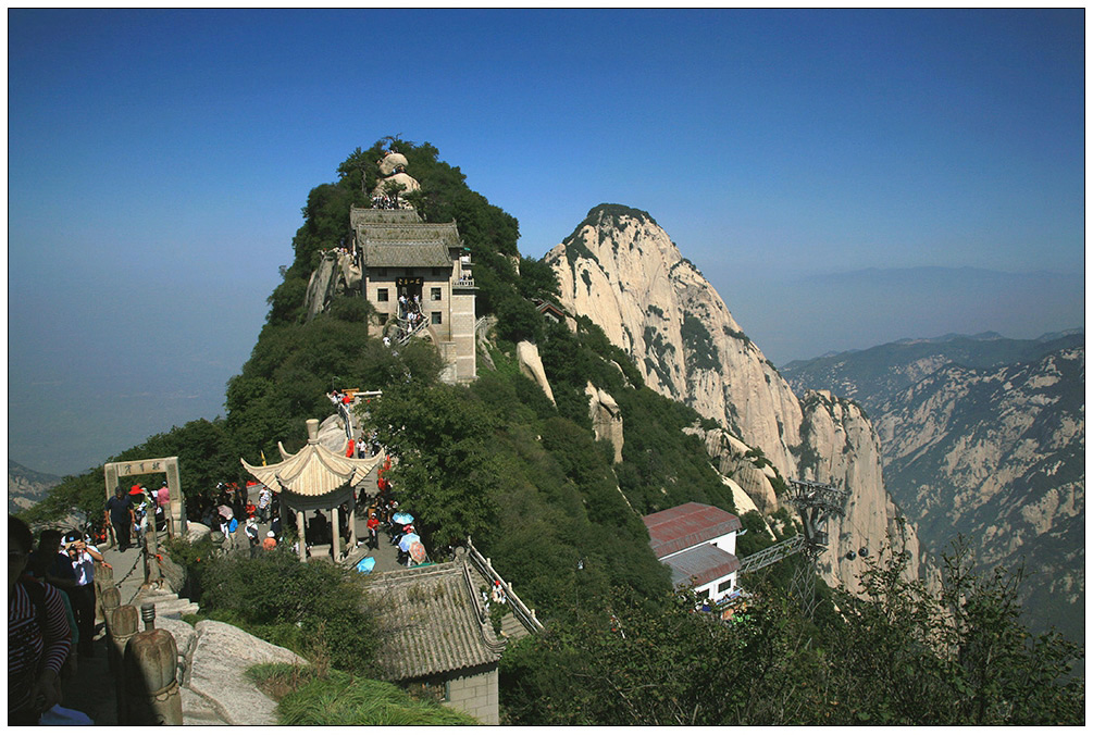 在“擦耳崖”看北峰（登华山015） 摄影 尹成