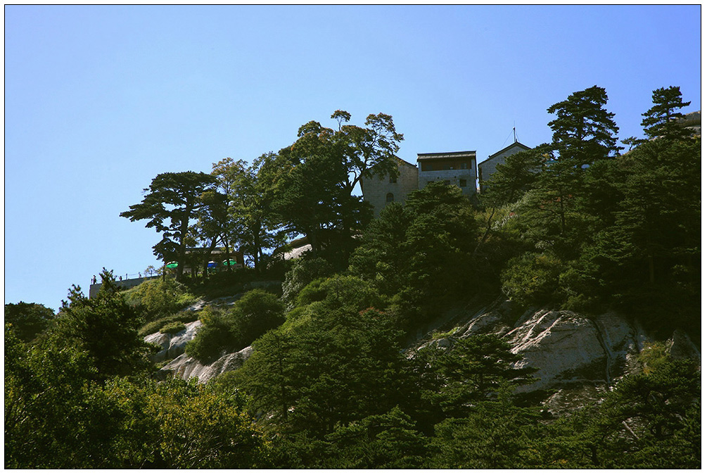 仰看华山气象站（登华山038） 摄影 尹成