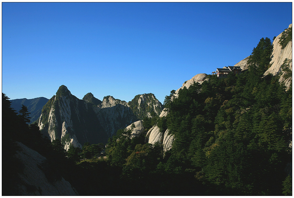 远看“南天门”和“三凤山”（登华山098） 摄影 尹成