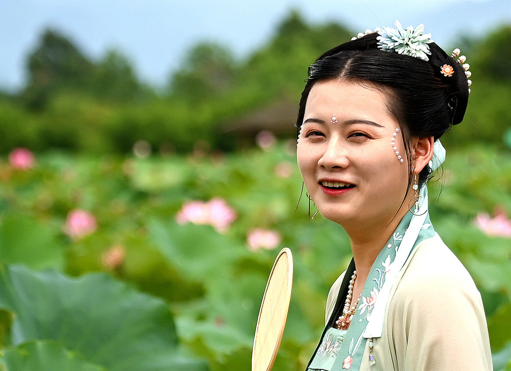 荷塘美女３ 摄影 春江翁