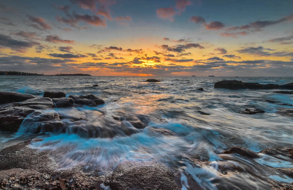 青岛朝霞中的浪与礁 摄影 qdzp