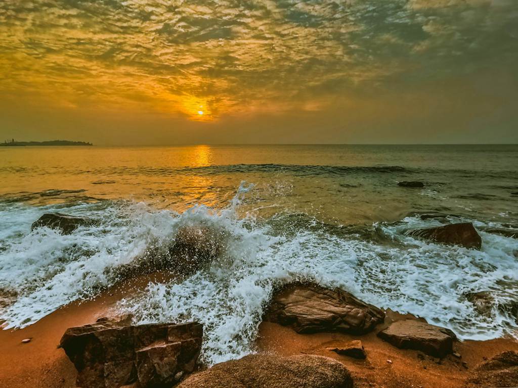 青岛的细浪与朝阳 摄影 qdzp