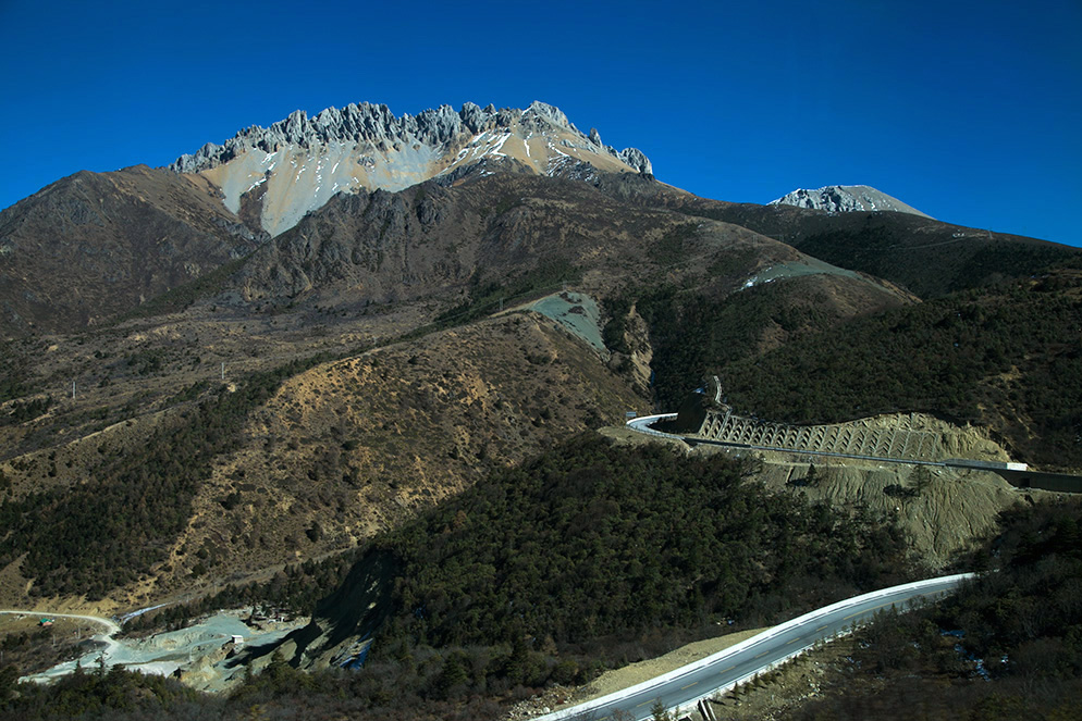 车拍山体景观（那年去滇西074） 摄影 尹成