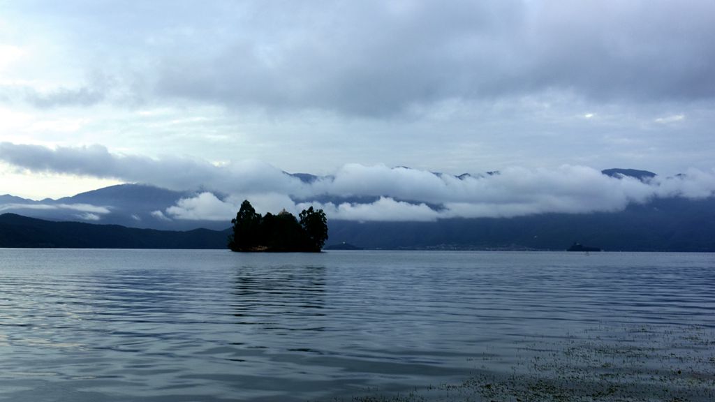 沪沽湖之晨 摄影 景仲平