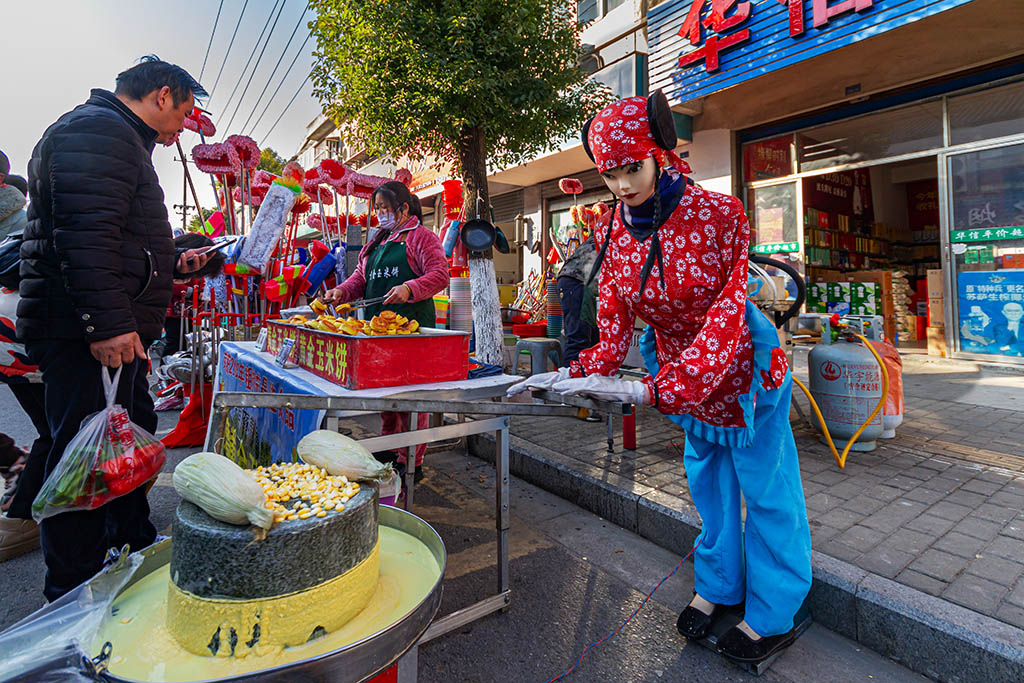 赶大集，过新年。（3）推磨机器人 摄影 易胆小